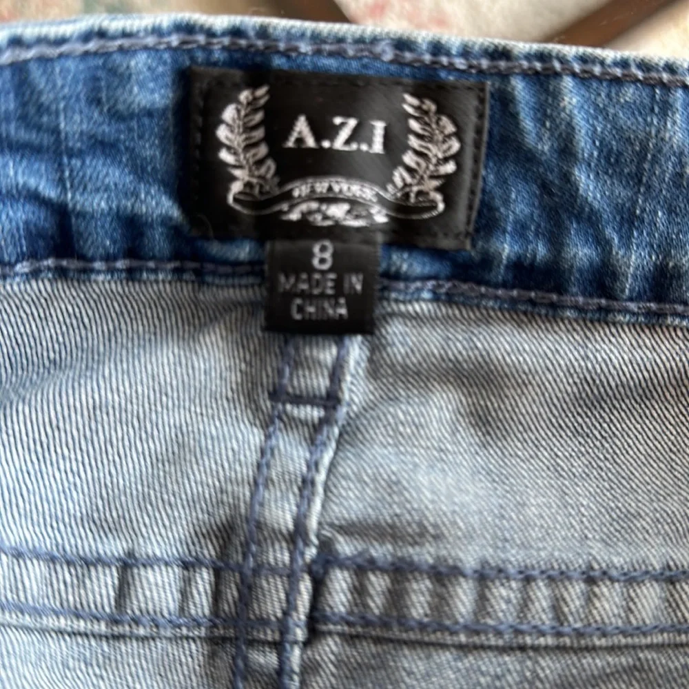 ✨A.Z.I. New York Whitewashed Bailey Jeans Removable Pleated Ruffle Hem Size 8✨ - Picture 5 of 6